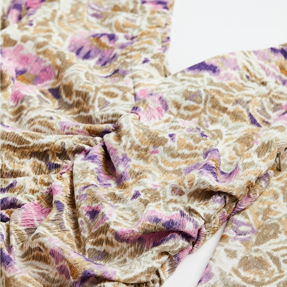 H&M Floral Ruched Long Sleeve Dress
NWOT - Picture 2 of 4